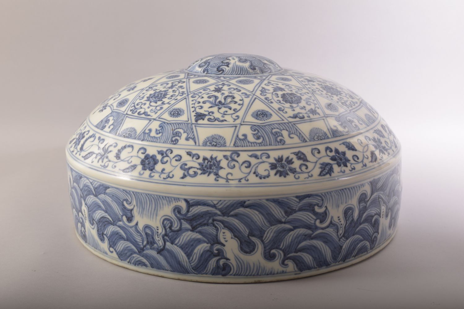 A LARGE AND IMPRESSIVE BLUE AND WHITE MING STYLE PORCELAIN MOON FLASK VASE, painted all over with - Image 3 of 6