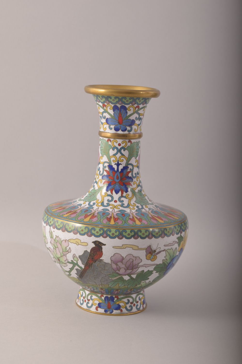 THREE JAPANESE CLOISONNE ITEMS, comprising a vase, a dish and a smaller dish, various sizes (3). - Image 5 of 9