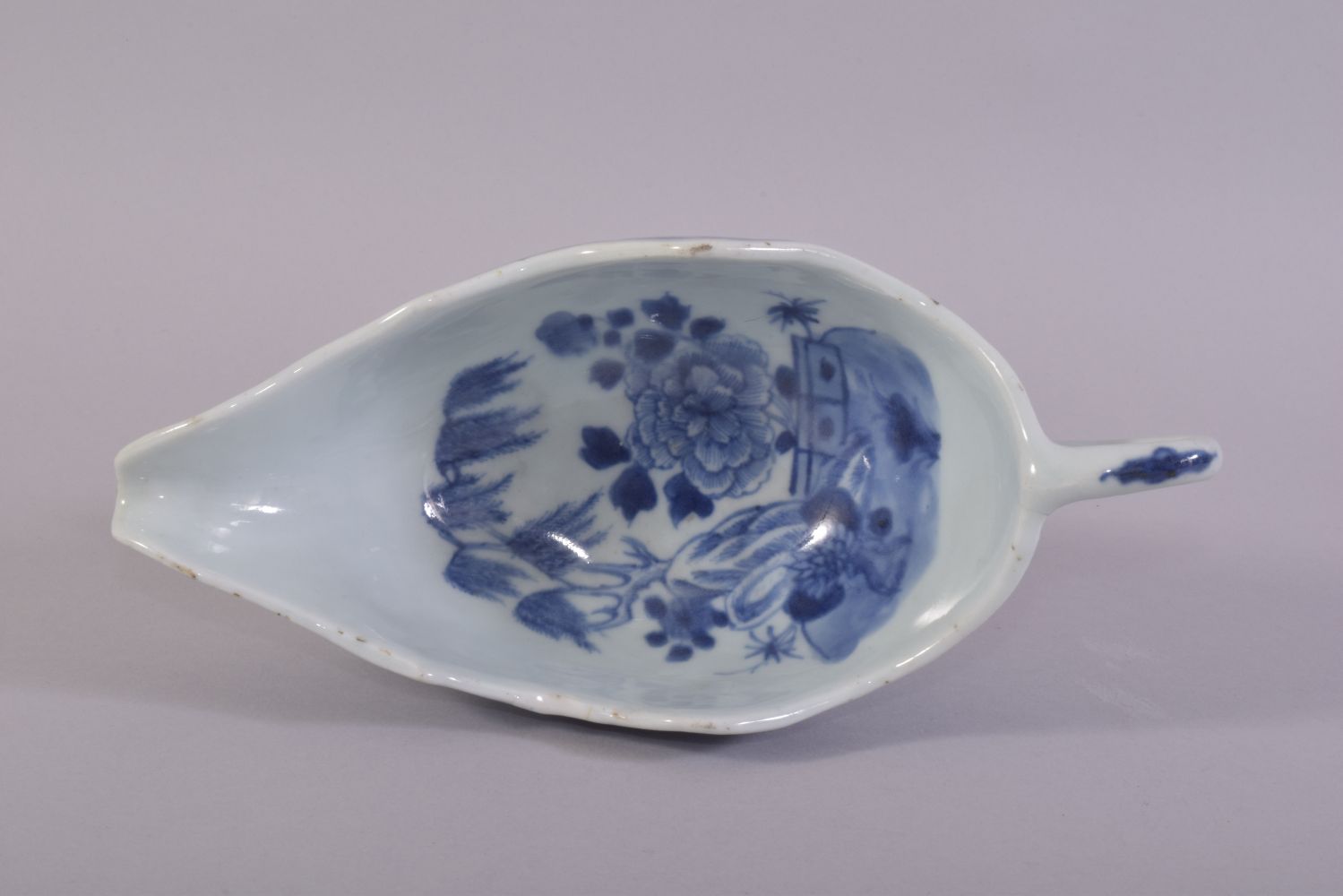 A CHINESE BLUE AND WHITE PORCELAIN SAUCE BOAT, the interior decorated with native flora, 21.5cm - Image 5 of 6