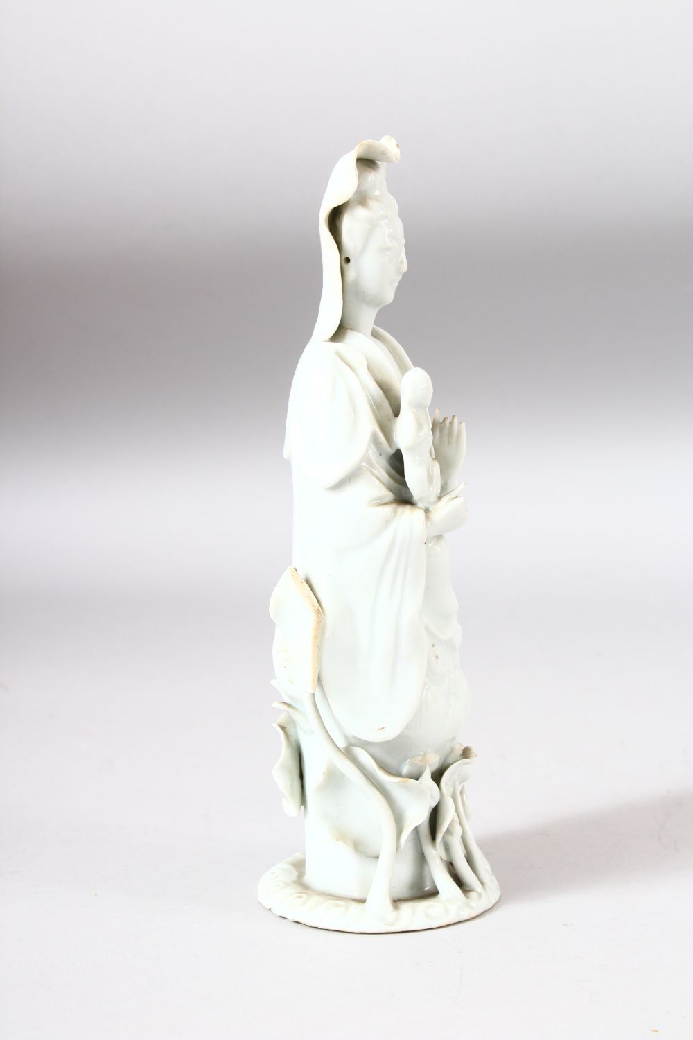 A CHINESE BLANC DE CHINE PORCELAIN FIGURE of guanyin upon lotus and lily pads, 22cm high. - Image 4 of 8