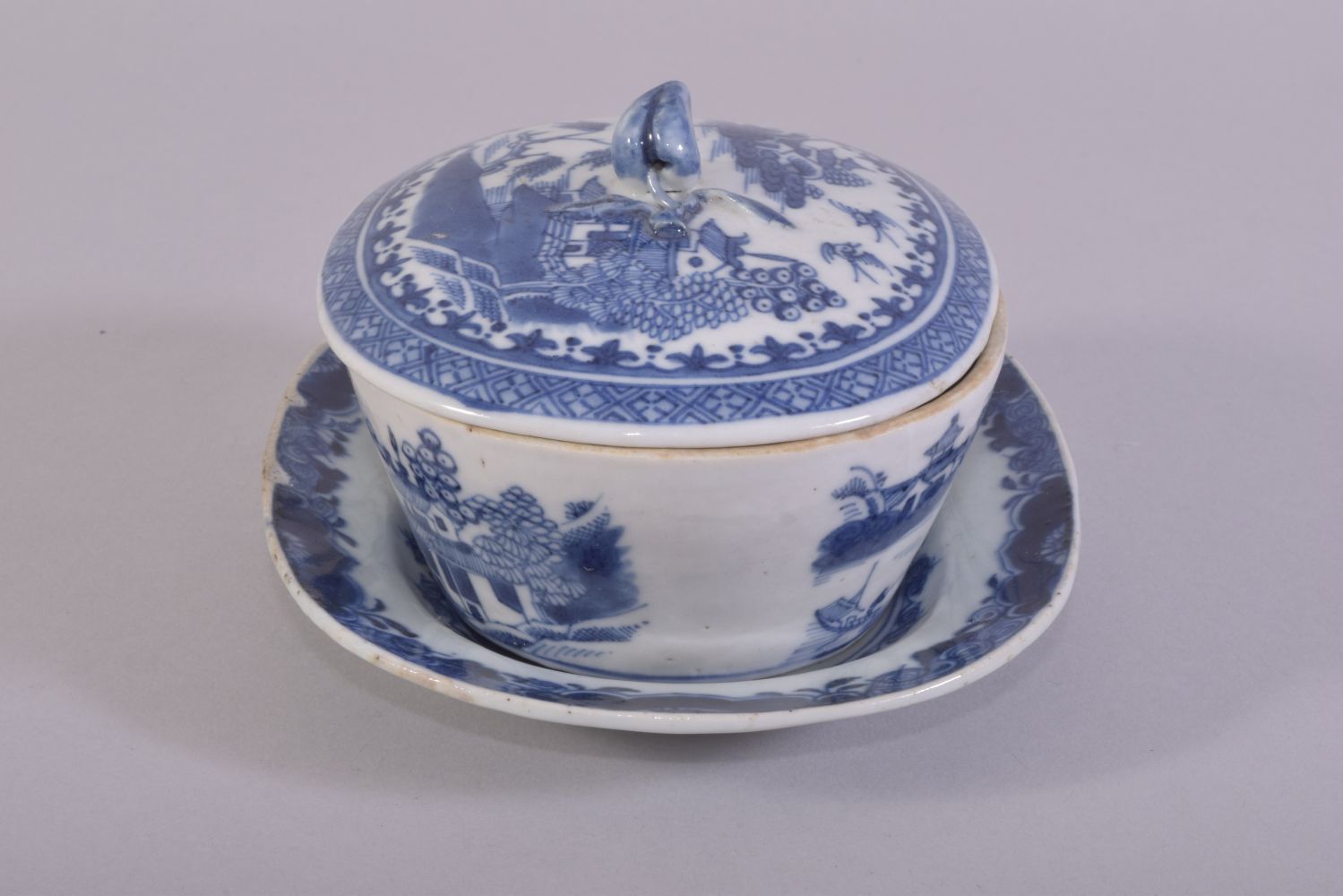 A CHINESE BLUE AND WHITE PORCELAIN BUTTER DISH AND SAUCER, painted with landscape scenes, the - Image 4 of 7