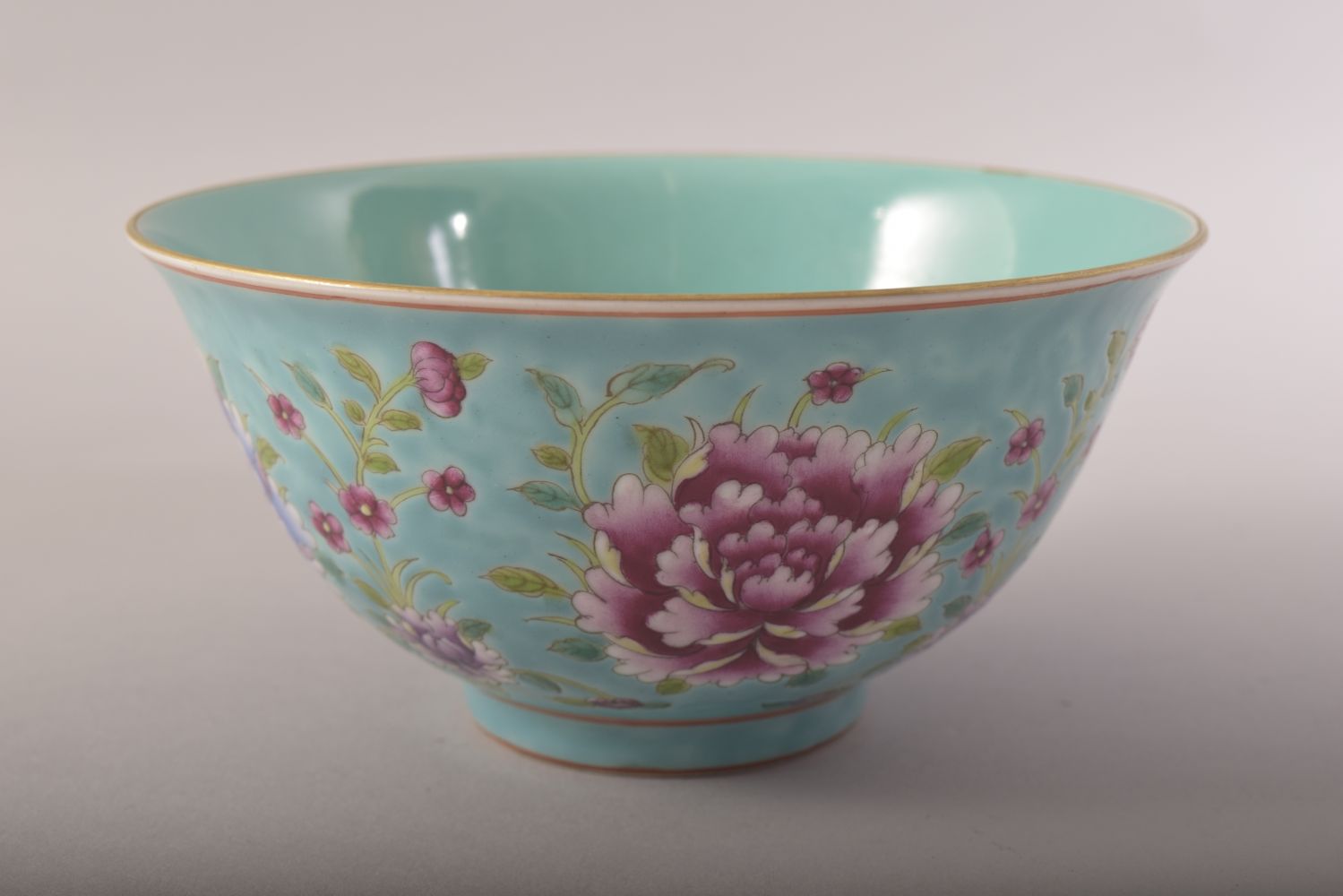 A CHINESE TURQUOISE GROUND / FAMILLE ROSE PORCELAIN BOWL, decorated with flower heads and leaves, - Image 3 of 7