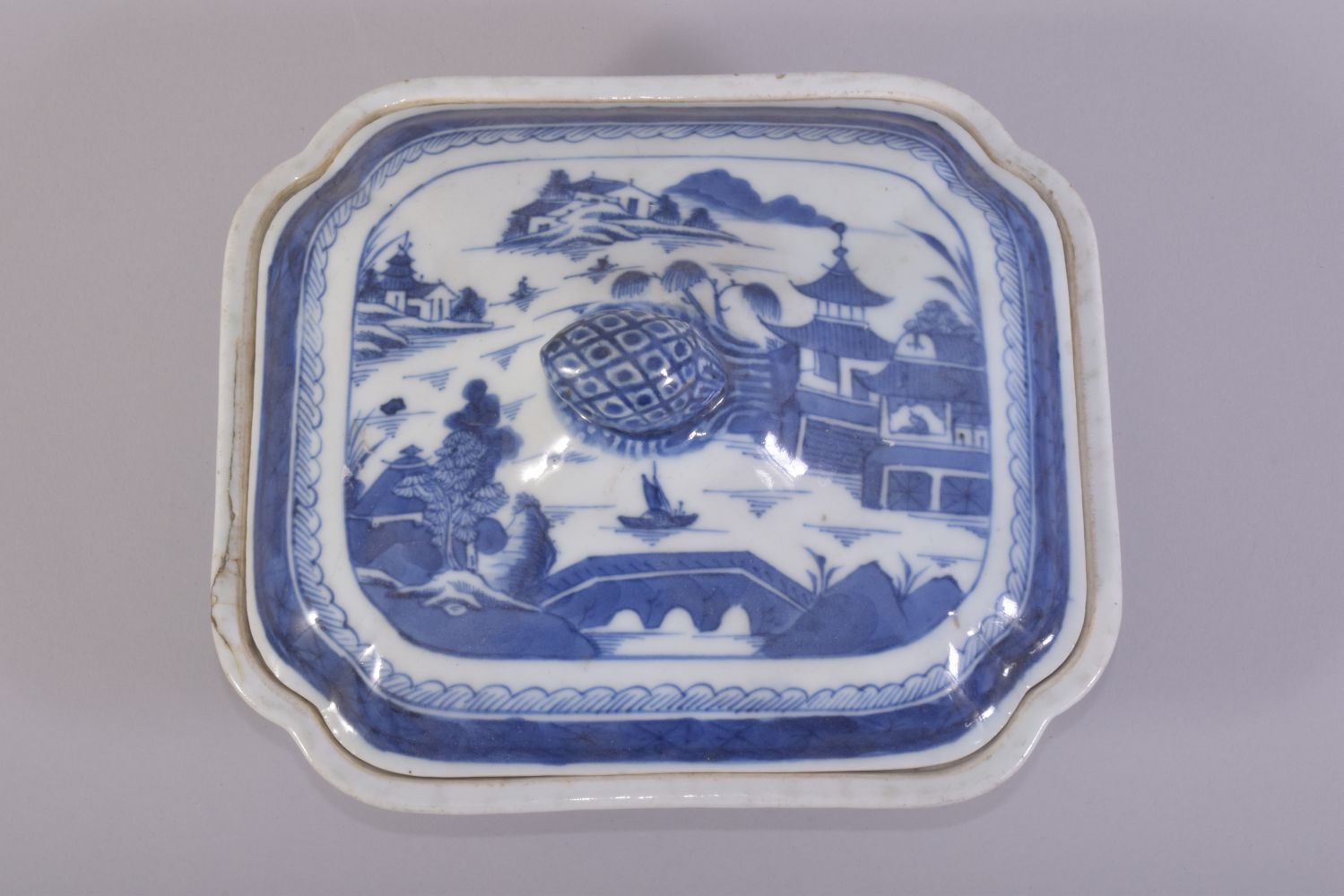 A CHINESE BLUE AND WHITE PORCELAIN TUREEN AND COVER, decorated with landscape scenes of buildings - Image 5 of 8