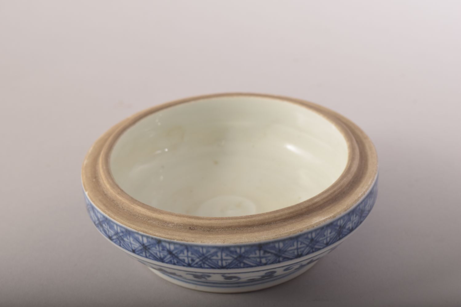 A CHINESE BLUE AND WHITE PORCELAIN CIRCULAR BOX AND COVER, the cover decorated with phoenix, lotus - Image 6 of 8
