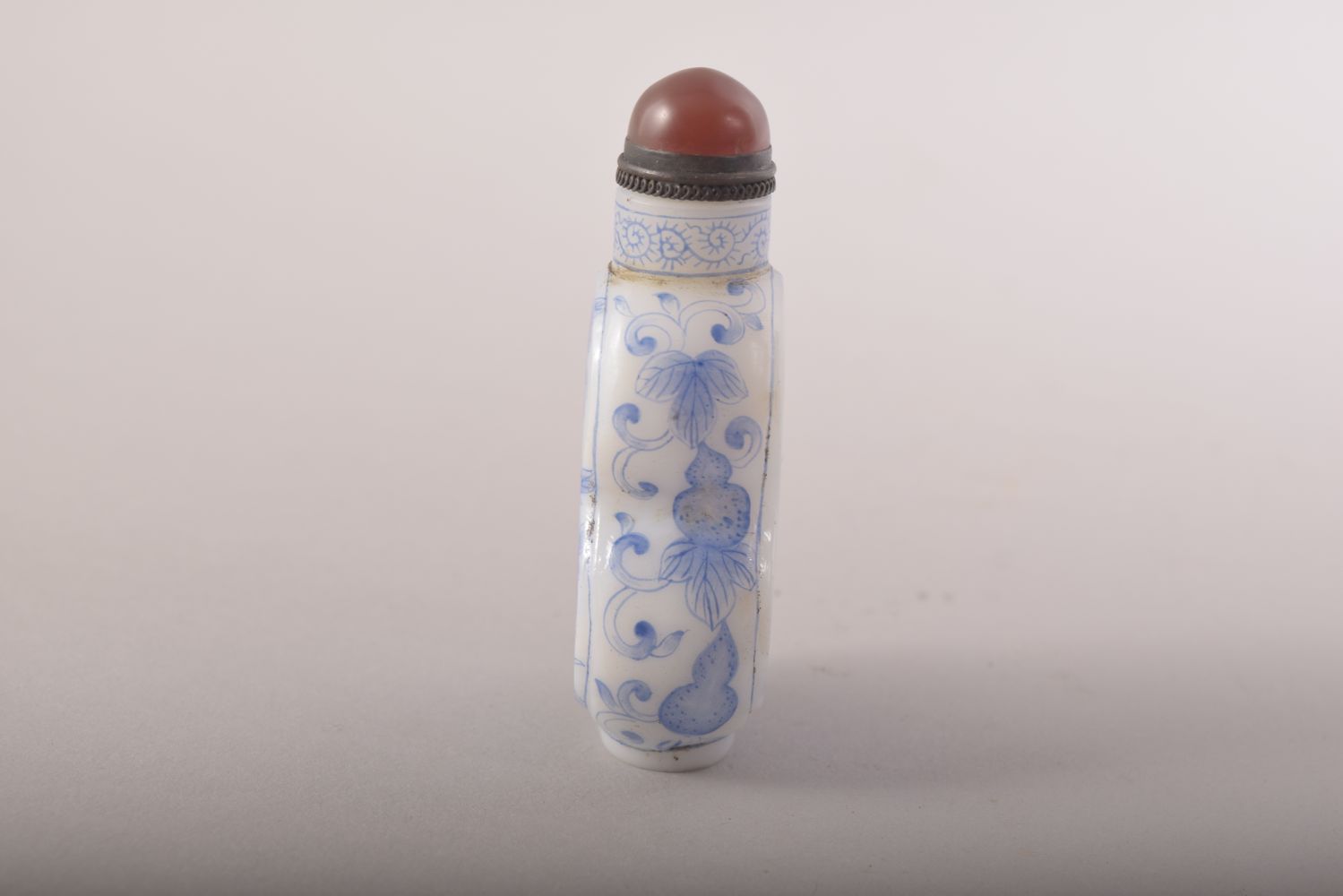 A CHINESE BLUE AND WHITE SNUFF BOTTLE AND STOPPER, mark to base, 7.5cm high. - Image 2 of 7