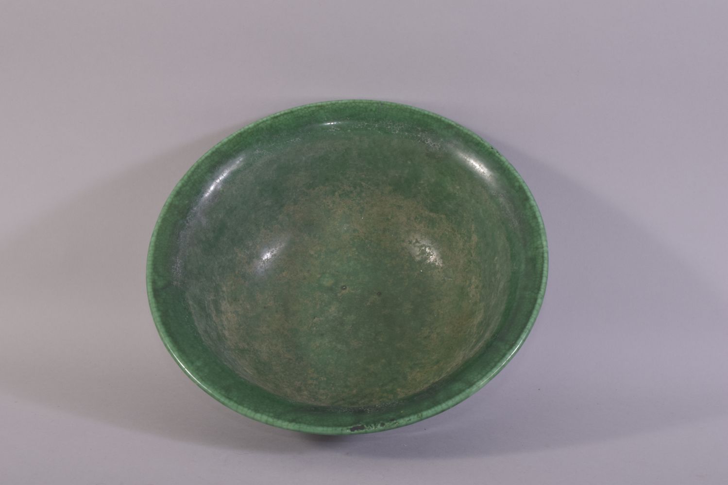 A GOOD LARGE CHINESE GREEN CRACKLE GLAZED BOWL, 26cm diameter. - Image 4 of 5