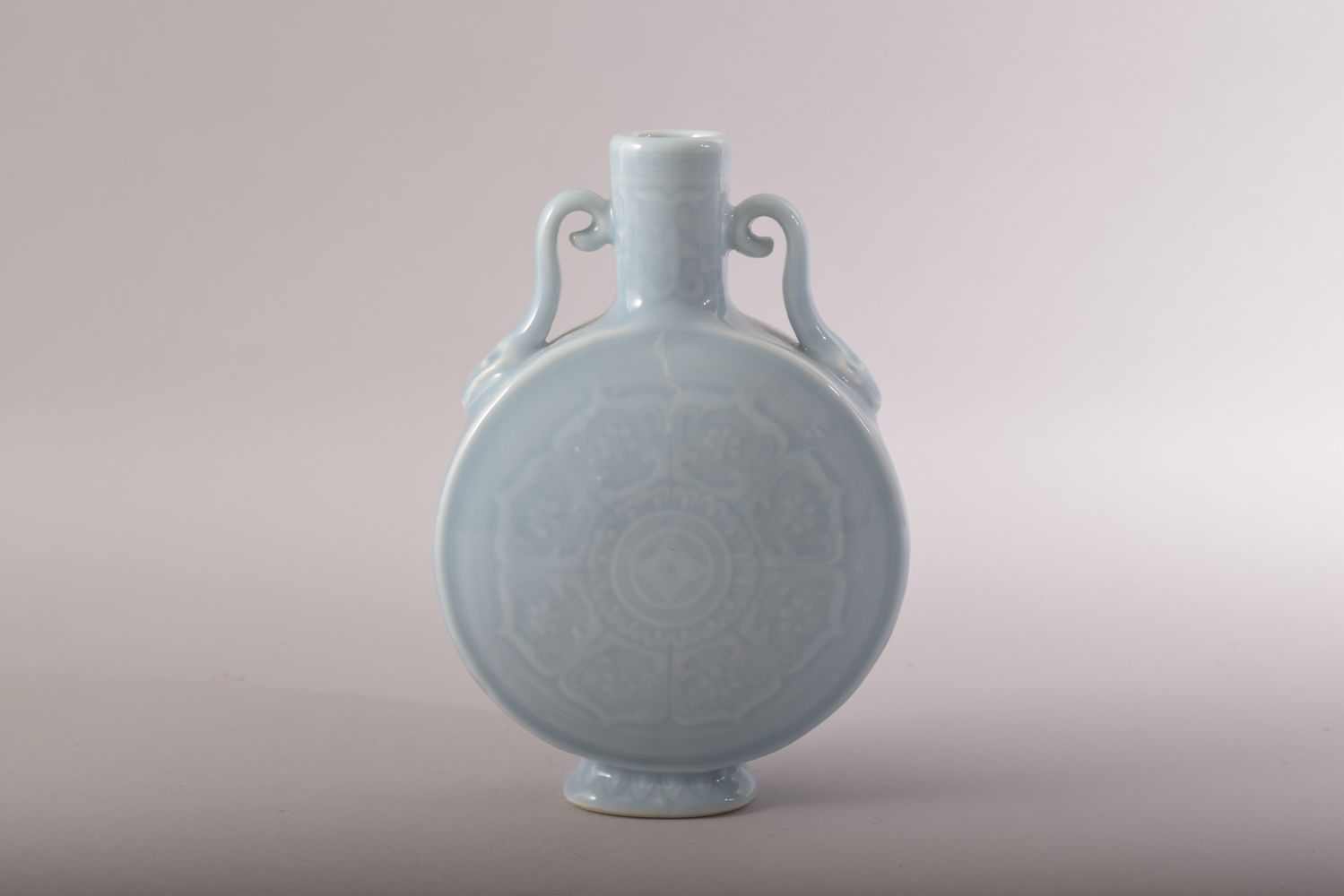 A SMALL CHINESE BLUE GLAZED TWIN HANDLE PORCELAIN MOON FLASK, six character mark to base, 18cm - Image 3 of 7