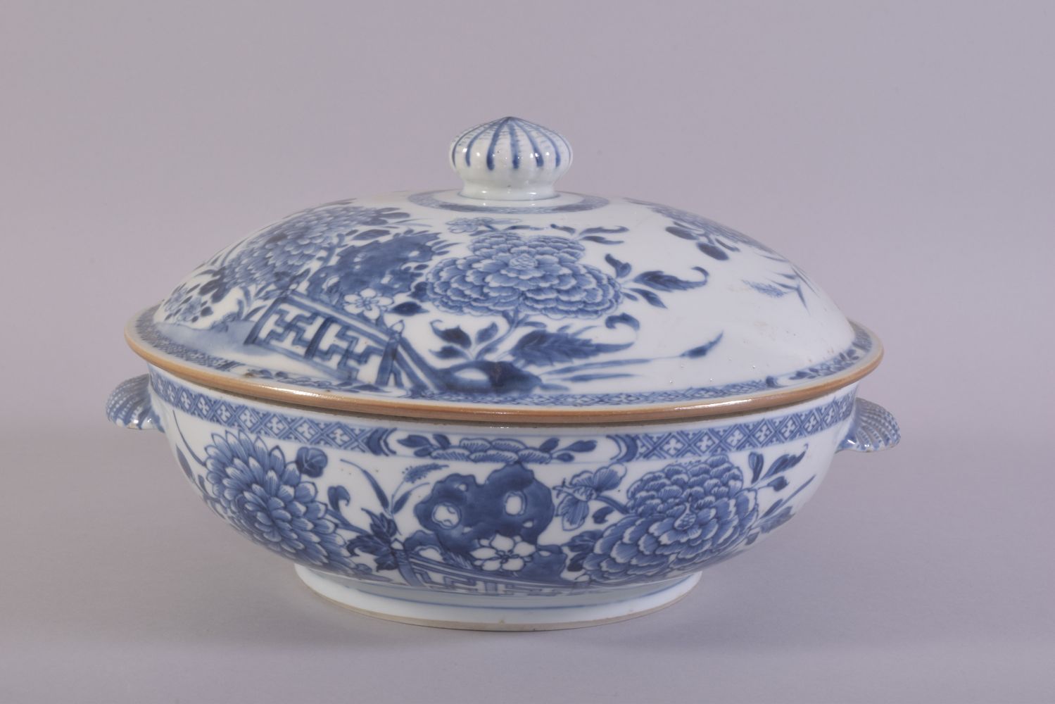 A CHINESE BLUE AND WHITE PORCELAIN CIRCULAR TUREEN AND COVER, painted with native flora, the - Image 3 of 7