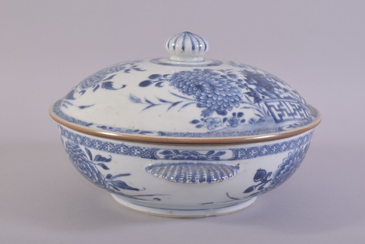 A CHINESE BLUE AND WHITE PORCELAIN CIRCULAR TUREEN AND COVER, painted with native flora, the - Image 4 of 7