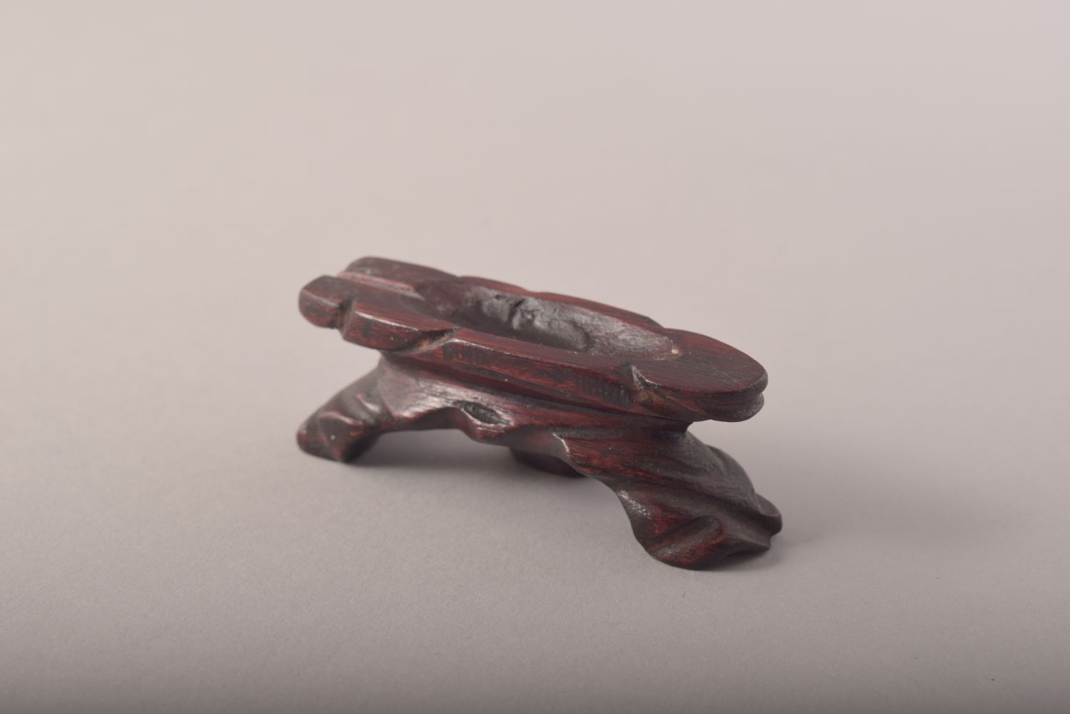 A SMALL CARVED IVORY MODEL OF A JUNK and wooden stand, 8cm long. - Image 8 of 8