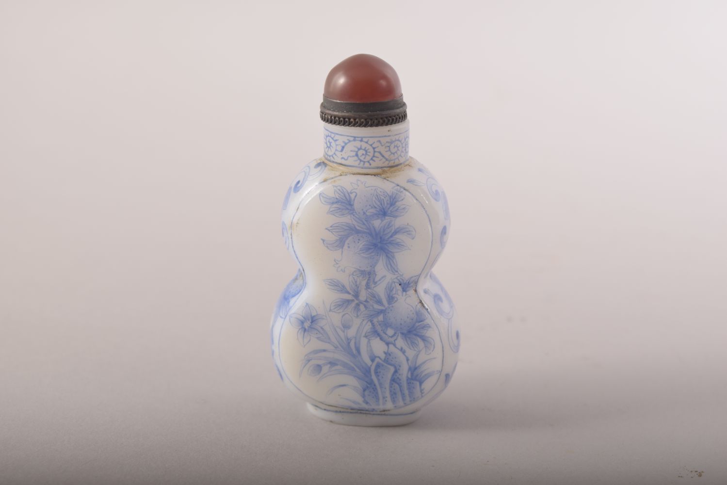 A CHINESE BLUE AND WHITE SNUFF BOTTLE AND STOPPER, mark to base, 7.5cm high. - Image 3 of 7