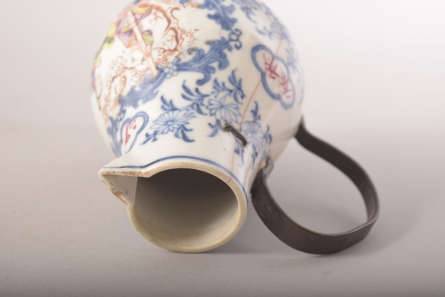 A SMALL CHINESE PORCELAIN JUG, painted with a panel of figures, mounted metal handle, (af), 11cm - Image 5 of 6