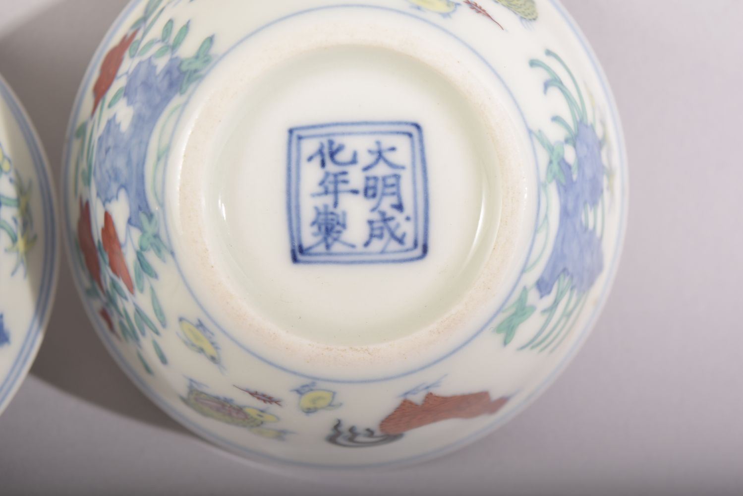 TWO GOOD CHINESE PORCELAIN ROOSTER CUPS, painted with roosters, chicks and flora, both with six - Image 7 of 8