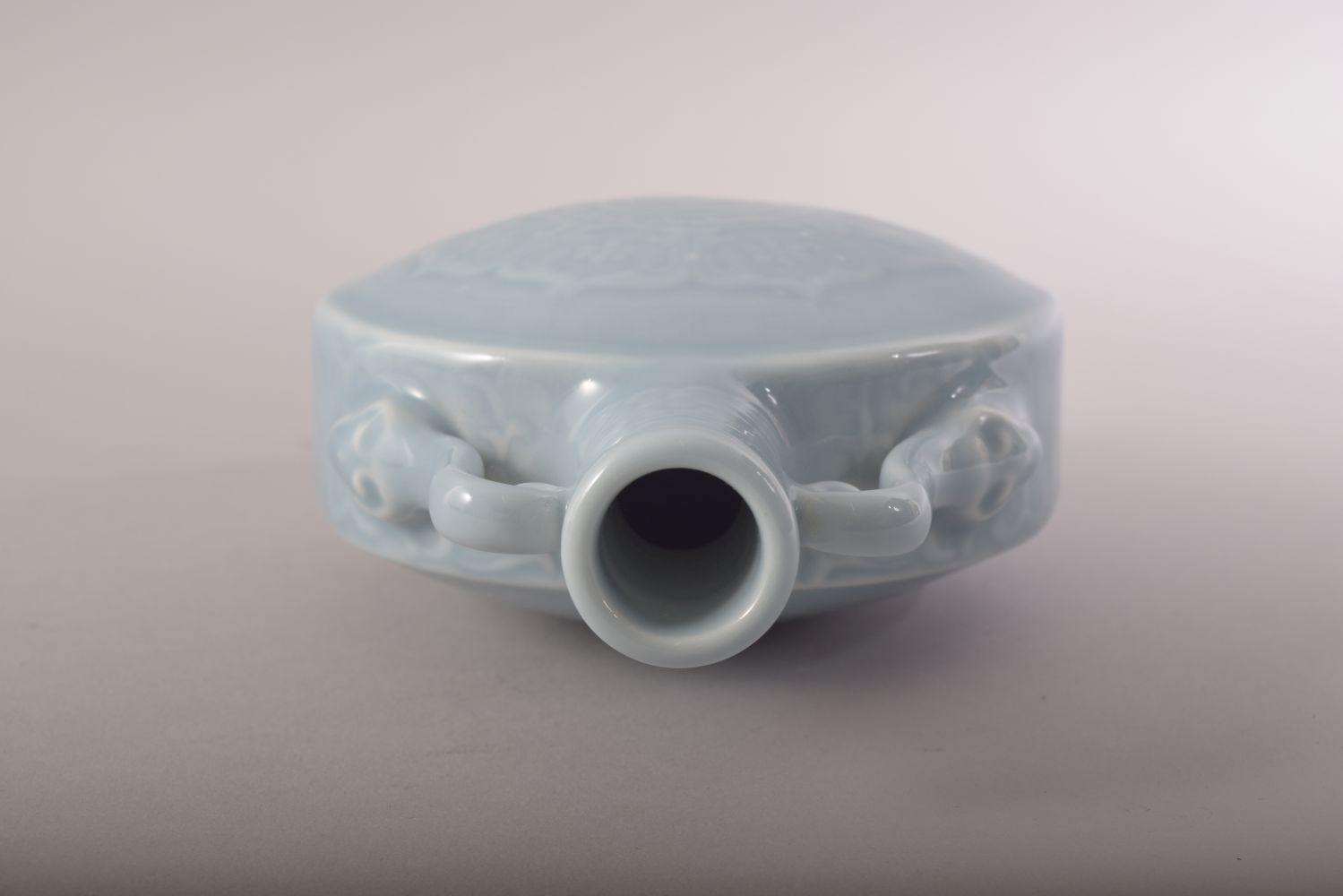 A SMALL CHINESE BLUE GLAZED TWIN HANDLE PORCELAIN MOON FLASK, six character mark to base, 18cm - Image 5 of 7