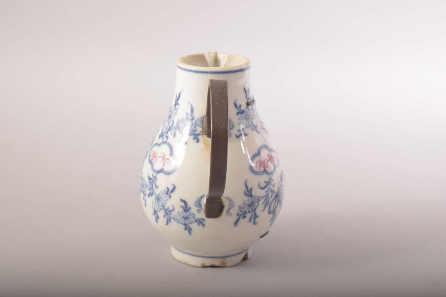 A SMALL CHINESE PORCELAIN JUG, painted with a panel of figures, mounted metal handle, (af), 11cm - Image 4 of 6