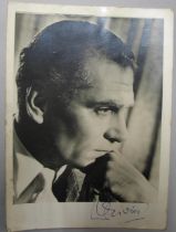 LAURENCE OLIVIER, signed b/w photo, 6.5 x 4.5 inches, u/f.