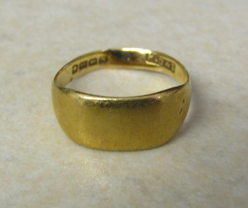 18ct gold child's signet ring, size H, weight 2.6 g, Birmingham 1937