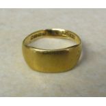 18ct gold child's signet ring, size H, weight 2.6 g, Birmingham 1937