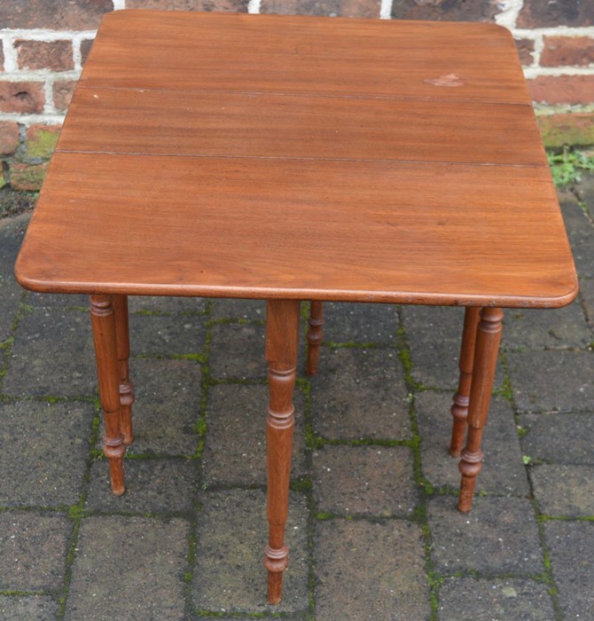 Small Victorian mahogany Sutherland table Ht 56cm W 70cm (open) - Image 2 of 2