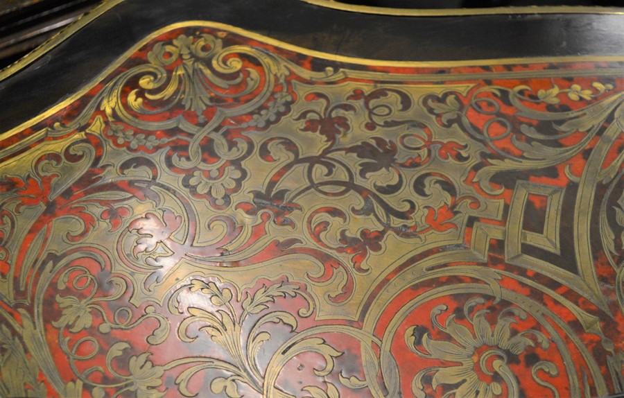 French 19th century ebonized boulle centre table with serpentine top inlaid with brass into tortoise - Image 7 of 8
