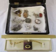 Quantity of silver and silver gilt jewellery inc brooches, pendants etc