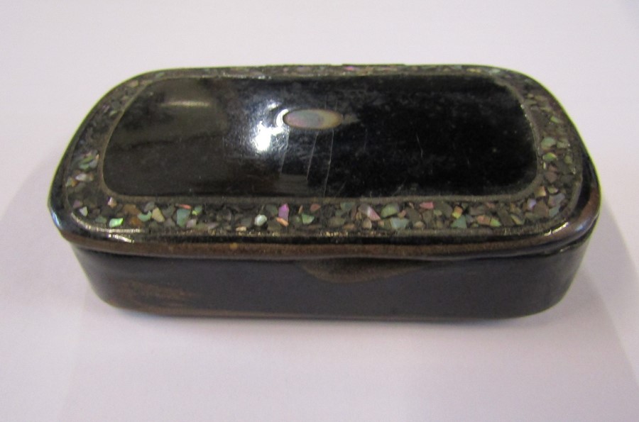 Assorted snuff boxes, pin cushion, white metal purse, travel inkwell, treen etc - Image 11 of 29