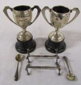2 small silver cups (H 7.5 cm without stand) Birmingham 1935 and 1933, knife rests (one af) London