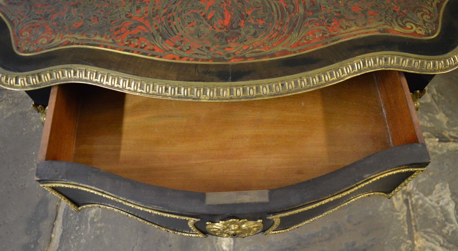 French 19th century ebonized boulle centre table with serpentine top inlaid with brass into tortoise - Image 2 of 8