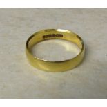 18ct gold band ring London 1966 size R/S weight 3.9 g