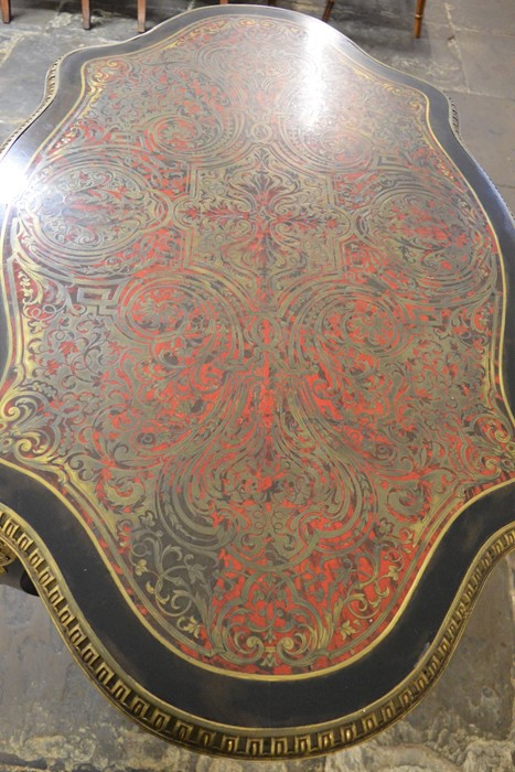 French 19th century ebonized boulle centre table with serpentine top inlaid with brass into tortoise - Image 3 of 8