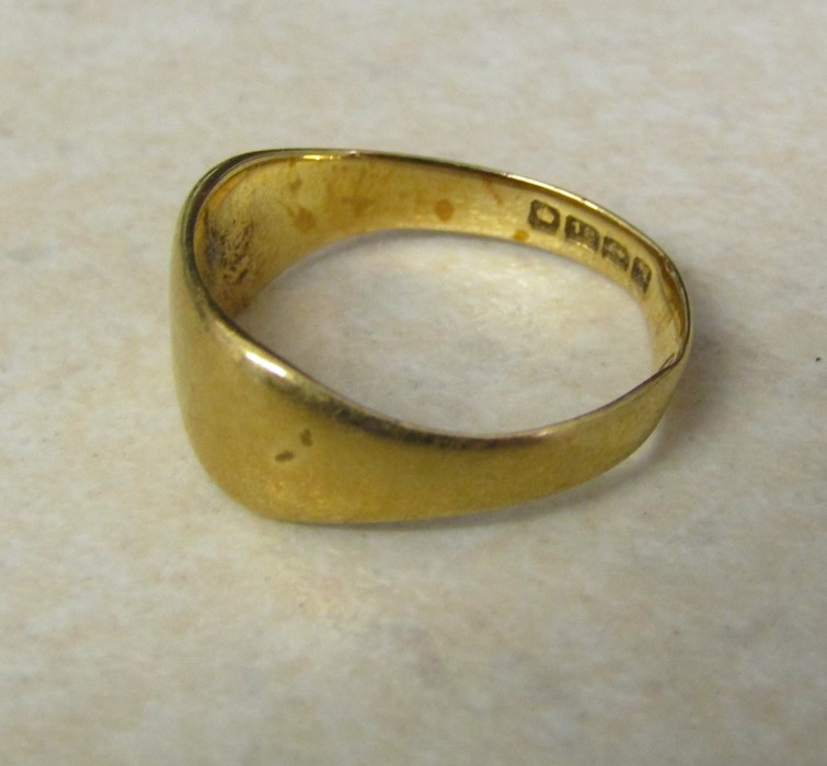 18ct gold child's signet ring, size H, weight 2.6 g, Birmingham 1937 - Image 2 of 2
