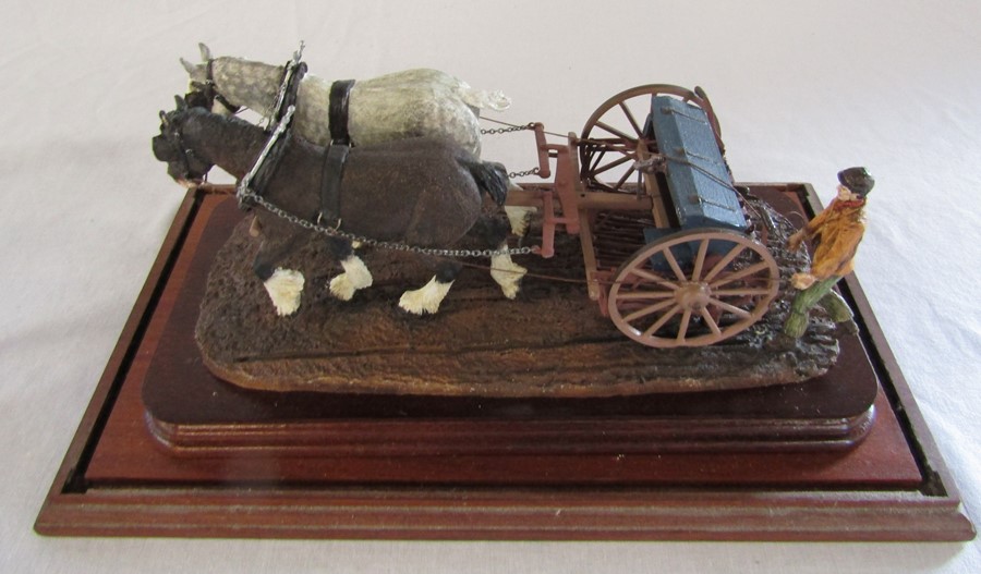 Cased limited edition model of a horse drawn seed drill 94/850 by Judy Boyt 1987 L 35 cm H 18 cm D - Image 2 of 6