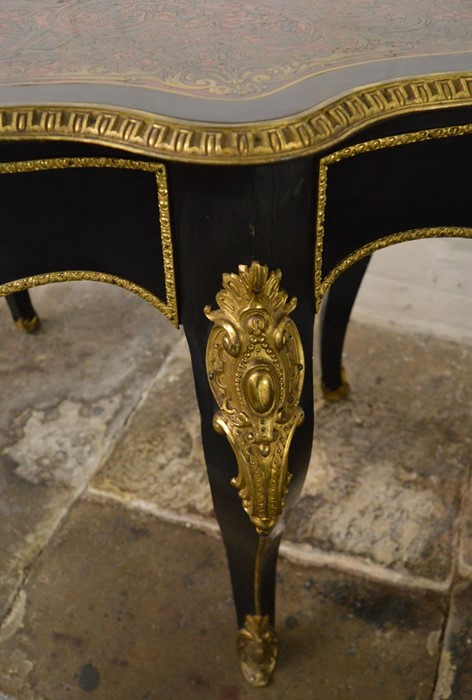 French 19th century ebonized boulle centre table with serpentine top inlaid with brass into tortoise - Image 5 of 8