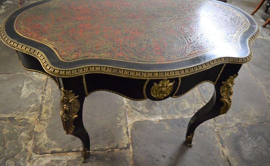 French 19th century ebonized boulle centre table with serpentine top inlaid with brass into tortoise - Image 4 of 8