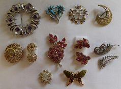 Selection of costume jewellery including Trifari brooch & earrings, Van Dell, Monet, Eisenberg &