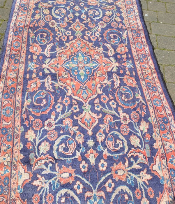 Persian hand woven full pile Sarouk runner with floral pattern 295cm x 105cm - Image 2 of 2