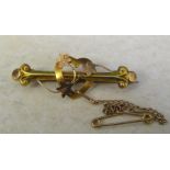 9ct gold love heart brooch with safety chain L 4 cm total weight 1.8 g