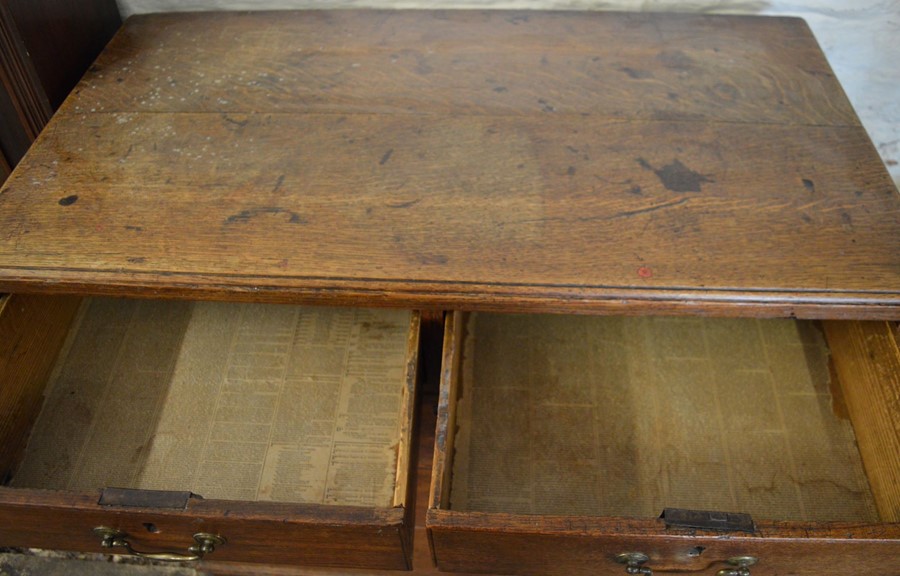 Georgian oak chest of drawers with swan neck handles & bracket feet H 91cm L 96cm D 51cm - Image 2 of 3