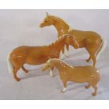 Beswick palomino horses and foal (foal leg af) (tallest H 19 cm)