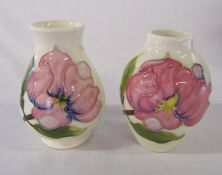 2 small Moorcroft 'magnolia' pattern vases H 10 cm and 9.5 cm