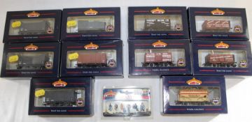 Bachmann Branch-Line Station Passengers Sitting set, 5 x 12 Ton Ventilated Vans 37-725A / 37-