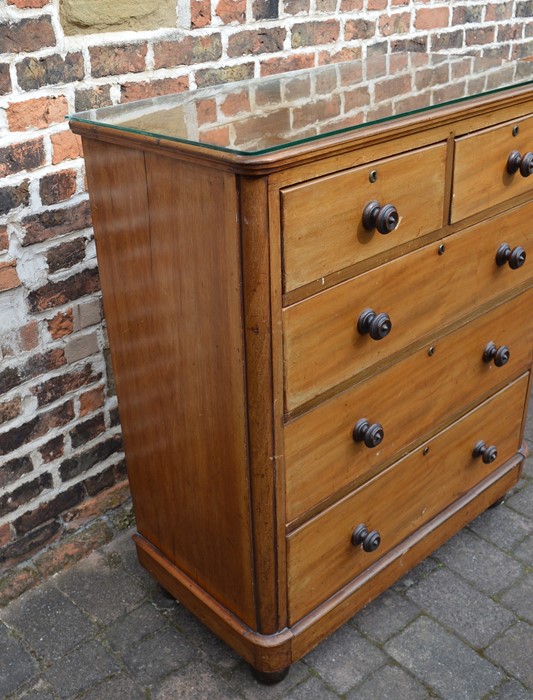 Victorian mahogany chest of drawers H 117 cm L 101 cm - Image 3 of 4