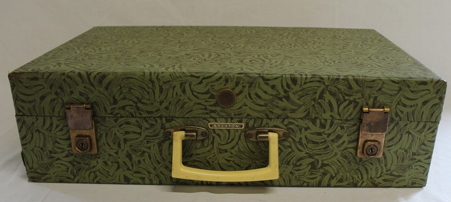 Brexton picnic set with green leaf design and contents - Image 2 of 2