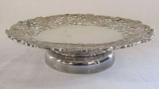 Silver footed cake stand with pierced decoration D 21 cm Sheffield 1937 weight 16.95 ozt