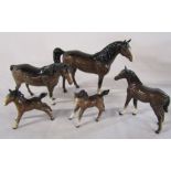 Selection of Beswick bay horses and foals (tallest H 16 cm)