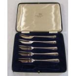 Cased set of silver dessert forks by Walker & Hall Sheffield (5) Sheffield 1937 weight 3.86 ozt