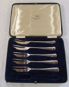 Cased set of silver dessert forks by Walker & Hall Sheffield (5) Sheffield 1937 weight 3.86 ozt