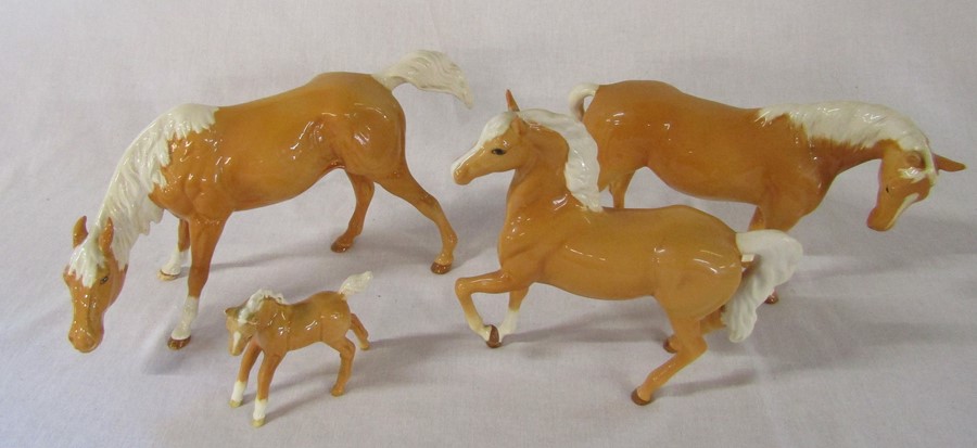 Beswick palomino horses and a foal (foal leg af)