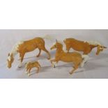 Beswick palomino horses and a foal (foal leg af)