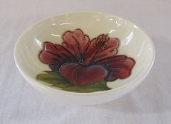 Moorcroft footed bowl 'Hibiscus' pattern D 14 cm H 6 cm (firing crack to base)